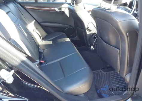 2009 Mercedes-Benz C 300 Luxury/Sport z USA, uszkodzony, nr VIN WDDGF54X79F217921